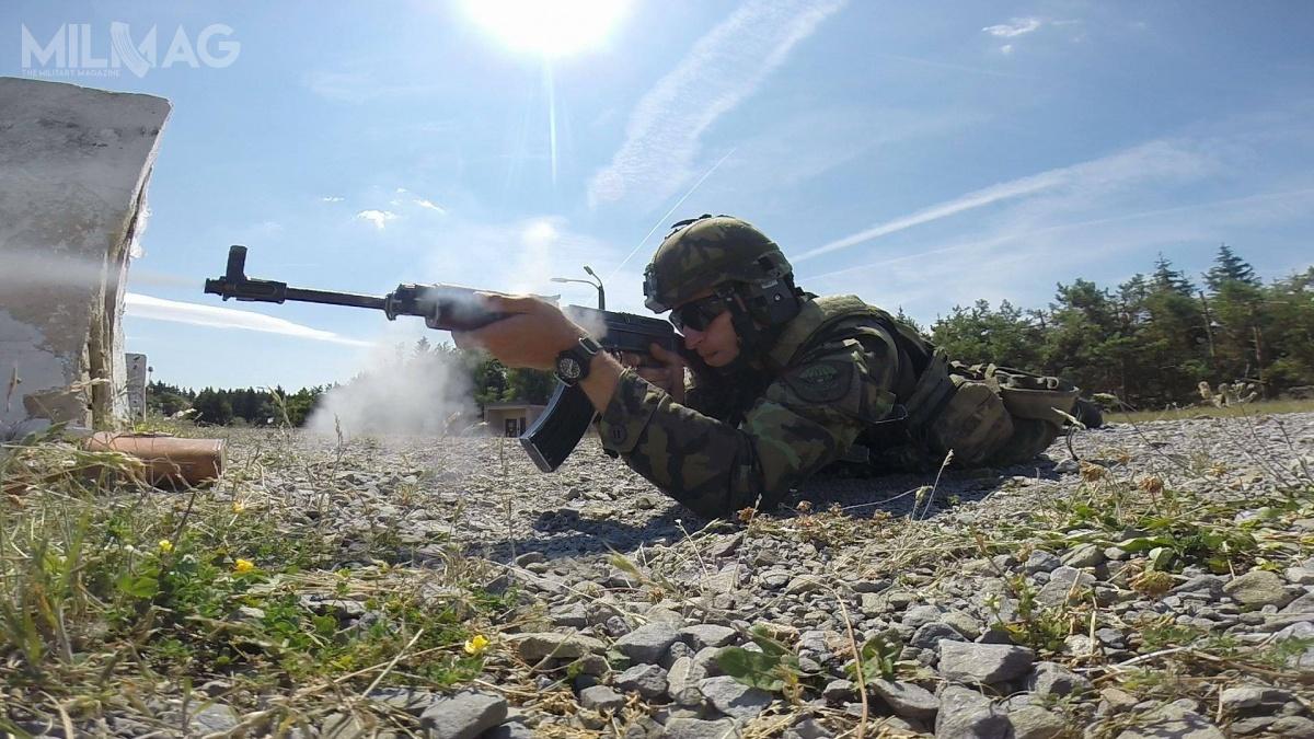 Czeski spadochroniarz w hełmie vz. 2008 (Izraelski Atack P1/P1CZ). W komunikacie prasowym nie podano typu hełmu ani nazwy modelu, który będzie na wyposażeniu czeskich żołnierzy.