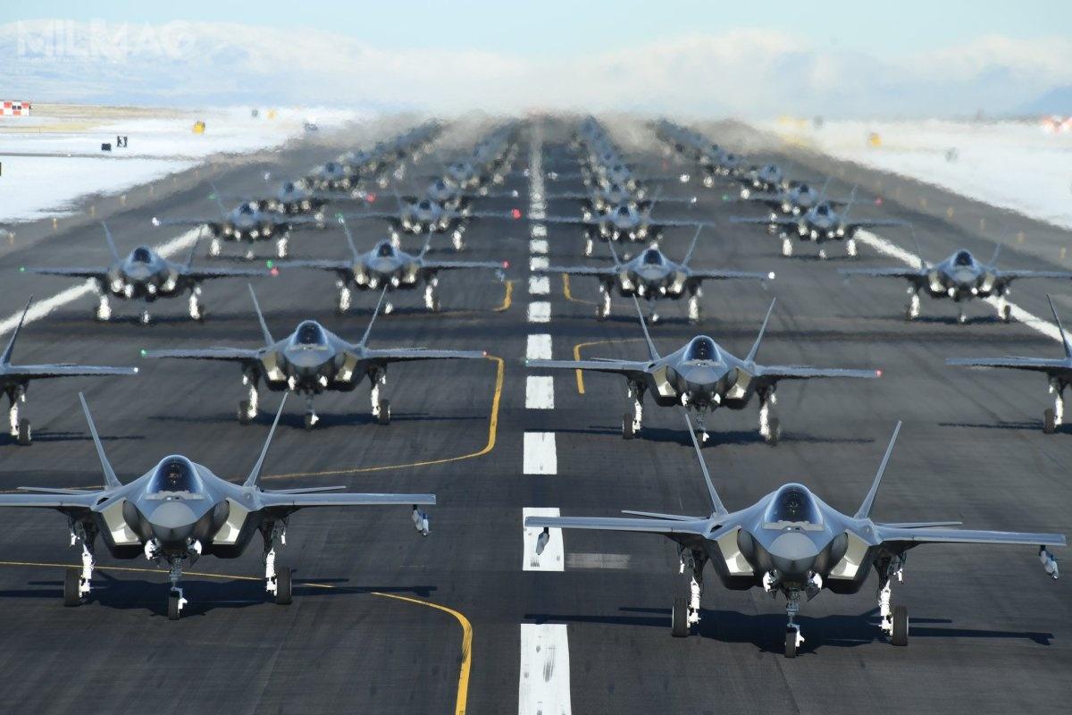 Lockheed Martin dostarczył odbiorcom w tym roku 123 samoloty wielozadaniowe F-35 Lightning II – o 18 mniej, niż zakładał wcześniejszy harmonogram, głównie z powodu pandemii COVID-19 / Zdjęcie: R. Nial Bradshaw, USAF