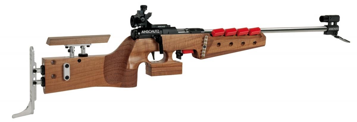 Karabinek Anschütz 1827 F to powtarzalna konstrukcja z zamkiem dwutaktowym. Strzela amunicją .22 LR i jest zasilana z 5-nabojowego magazynka. Długość broni to 1040 mm, masa 3,7 kg. Karabinek ma lufę ze stali nierdzewnej o długości 550 mm z ośmioma bruzdami o skoku 534 mm / Zdjęcie: Anschütz