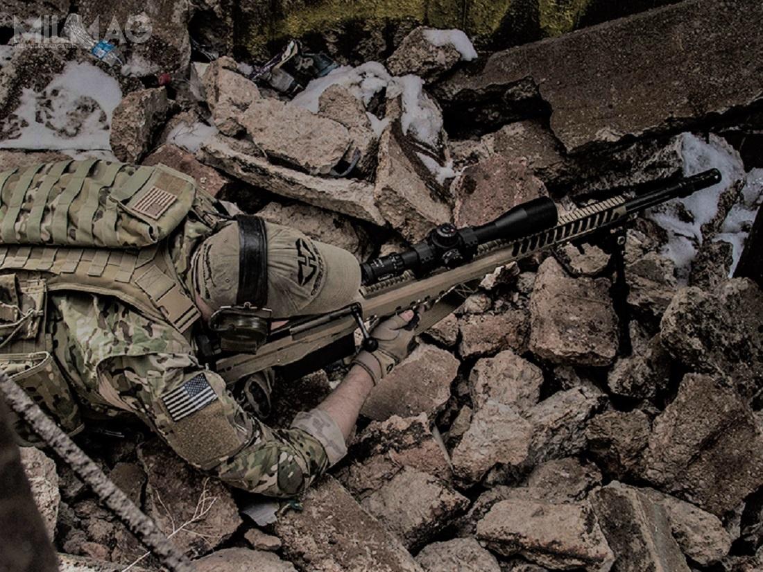Modułowy karabin snajperski w układzie bezkolbowym Desert Tech Hard Target Interdiction (HTI) może być oferwany do amunicji .375 CT, .408 CT, .416 Barrett i .50 BMG. Lufa może zostać wymieniona w warunkach polowych w czasie krótszym, niż 60 sekund / Zdjęcie: Desert Tech