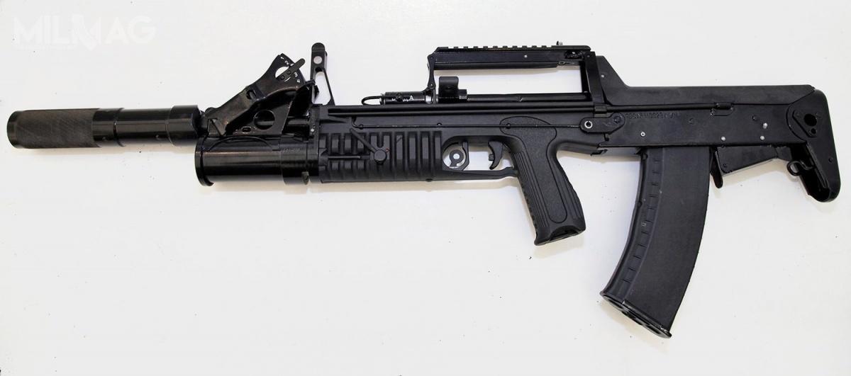 Karabinek specjalny APS pokazany na wystawie uzbrojenia w 2013. Masa broni to 4,6 kg z podwieszonym 40-mm granatnikiem, długość 660 mm. Karabinek ma identyczną długość lufy jak AK-74 i AKM, która wynosi 415 mm. APS charakteryzuje się szybkostrzelnością teoretyczną 600-800 strz./min. Zasięg strzału wynosi do 25 m pod wodą i 400-600 m na powierzchni / Zdjęcie: Witalij W. Kuźmin