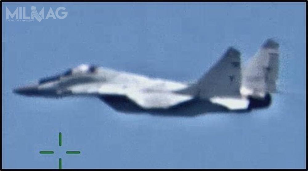 Jeden ze sfotografowanych w locie MiG-29 w drodze do Libii. Jak widać brakuje na nim oznaczeń przynależności państwowej