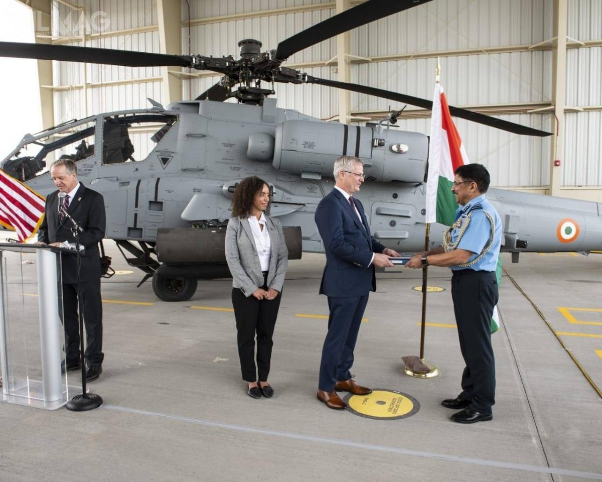 Podczas formalnego odbioru pierwszego AH-64E(I) delegacji indyjskich wojsk lotniczych przewodniczył  marszałek lotnictwa Aravindra Singh Butola / Zdjęcia: wojska lotnicze Indii