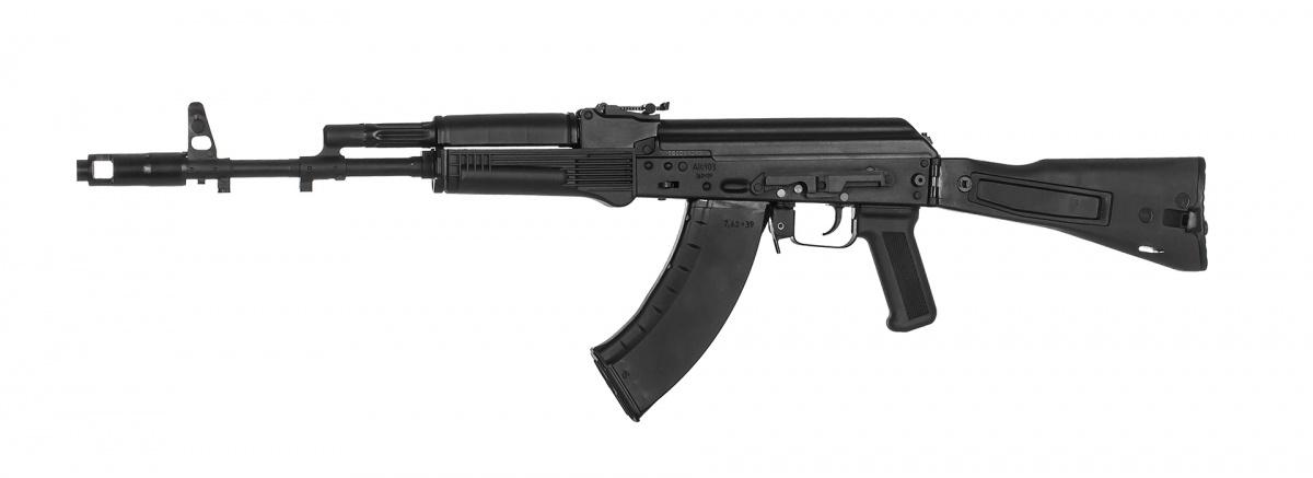 Rosoboroneksport poinformował, ze zamierzał zaoferować Hindusom produkowany przez Koncern Kałasznikowa karabinek AK-103. Okazało się jednak, że broń nie może spełnić miejscowych wymagań, zakładających wyposażenie konstrukcji w stalową kolbę i magazynki oraz zestaw do demontażu mechanizmu spustowo-uderzeniowego / Zdjęcia: Koncern Kałasznikow