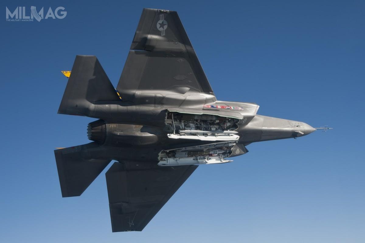F-35 jest wyposażony w dwie wewnętrzne komory uzbrojenia, dzięki czemu samolot utrzymuje obniżoną sygnaturę radarową. Ponadto, istnieje możliwość przenoszenia dodatkowego uzbrojenia na sześciu podwieszeniach podskrzydłowych / Zdjęcie: US Navy