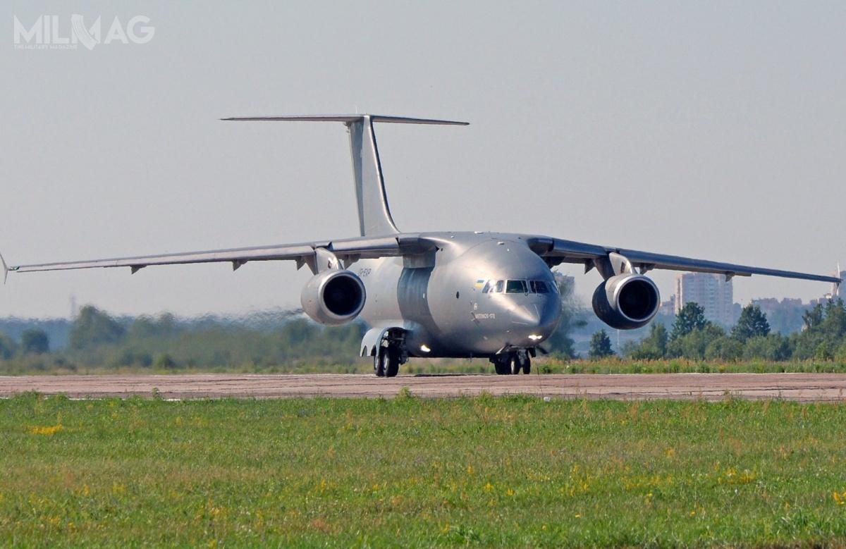 An-178 ma 32,95 m długości, 28,84 m rozpiętości skrzydeł i 10,14 m wysokości. Ładownia ma z kolei 16,65 m długości, 2,745 m szerokości i 2,75 m wysokości. Samolot może przenieść maksymalnie 18 ton ładunku na odległość 1 tys. km, z kolei 10 ton na odległość ponad 4 tys. km. Kadłub został zbudowany z duraluminium i kompozytów / Zdjęcia: Antonow