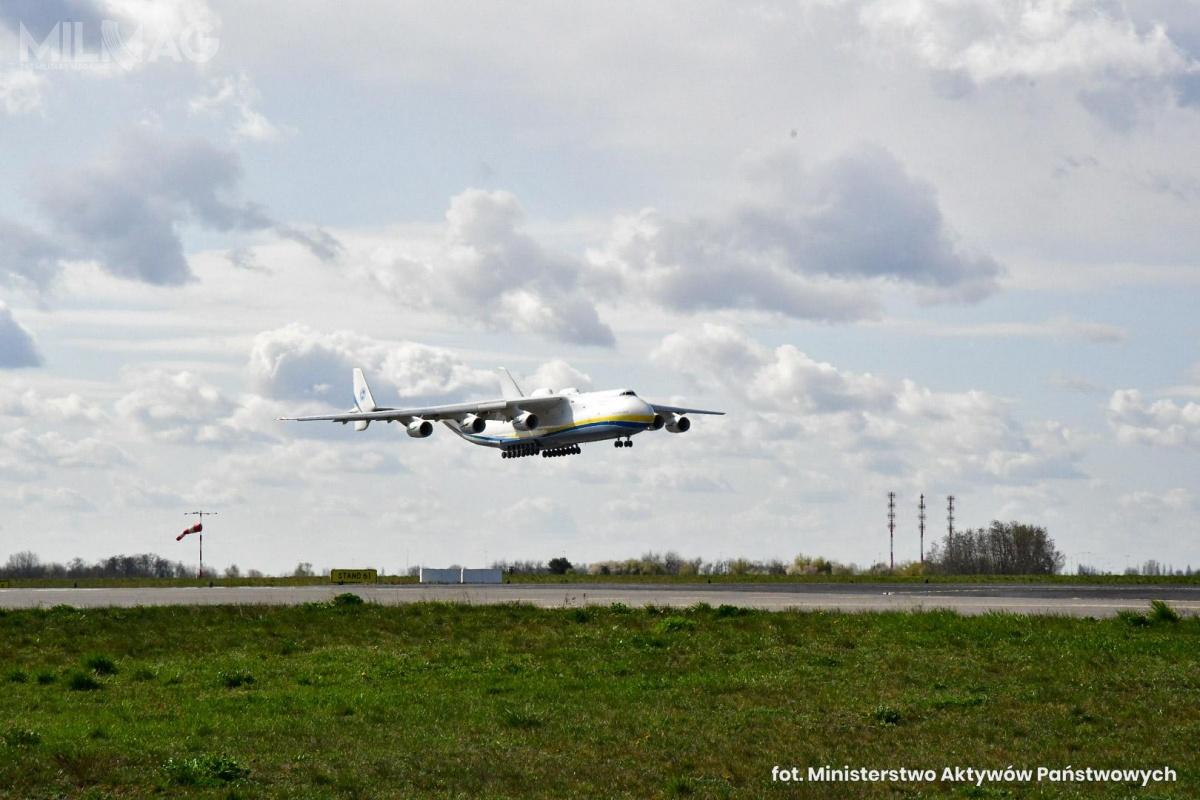 An-225 powstał na bazie innego ciężkiego samolotu transportowego, An-124 Rusłan (w kodzie NATO: Condor). Zbudowano zaledwie jeden jego egzemplarz (drugi pozostaje nieukończony). Po rozpadzie ZSRR samolot został wycofany z użytku. W 2001 odremontowano i przywrócono do wykonywania lotów. Do dziś jest używany przez ukraińskie linie lotnicze Antonov Airlines / Zdjęcia: Ministerstwo Aktywów Państwowych