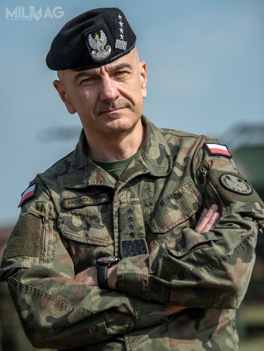 W wyborach na Szefa Komitetu Wojskowego NATO, które odbędą się 19 września br., podczas posiedzenia KW w Rzymie, generał Andrzejczak będzie rywalizował o te stanowisko z admirałem Robem Bauerem, Szefem Obrony Królestwa Niderlandów. Obecnie to stanowisko sprawuje brytyjski marszałek lotnictwa Sir Stuart William Peach. Zmiana na stanowisku nastąpi latem 2021. Wcześniej, Szefami KW NATO byli oficerowie z Czech, Danii, USA, Włoch, Kanady, Niemiec, Norwegii, Niderlandów, Belgii, Turcji, Portugalii, Grecji i Francji / Zdjęcia: Sztab Generalny Wojska Polskiego
