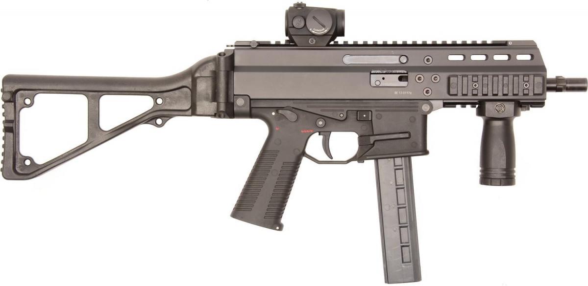 Pistolet maszynowy B&T APC9. Masa broni z pustym 15-nabojowym magazynkiem wynosi 2,5 kg, długość 597/379 mm z kolbą rozłożoną/złożoną. Szybkostrzelność teoretyczna wynosi 1080 strz./min. W standardowym zestawie znajduje się broń, zapasowe magazynki (jeden 15-nabojowy i dwa 30-nabojowe), pas transportowy i zestaw do czyszczenia w opakowaniu z tworzywa sztucznego / Zdjęcia: Poczta Polska, B&T