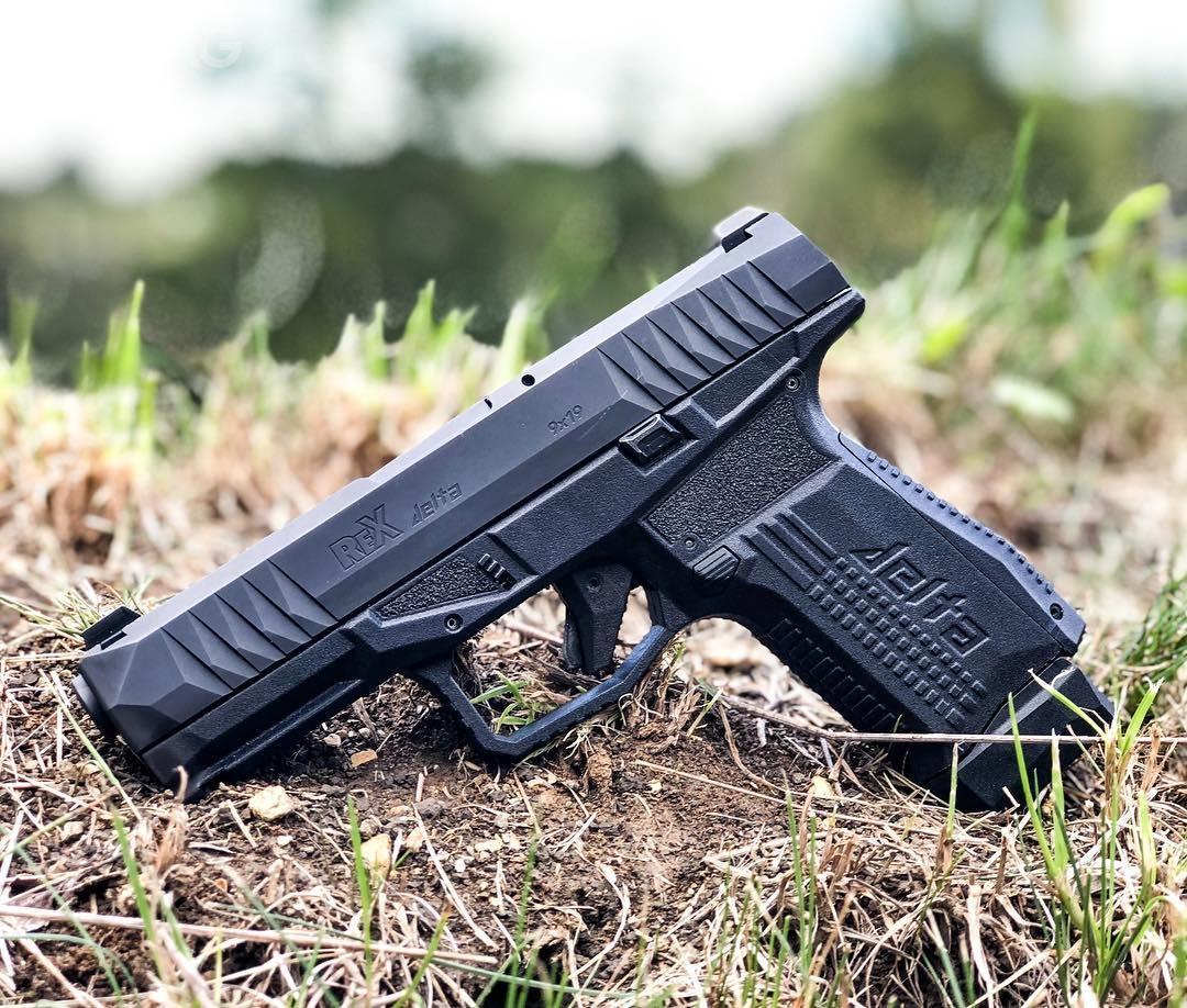 Pistolet zasilany jest z dwurzędowych magazynków niekompatybilnych z innymi konstrukcjami, mieszczących 15 lub 17 nabojów 9 mm x 19. /Zdjęcia: Arex