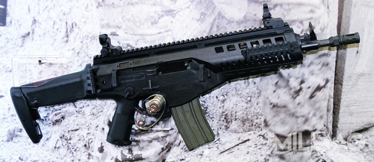 Wybór 5,56-mm karabinka automatycznego Beretta ARX 160 dla Służby Więziennej jest zaskakujący. Po raz pierwszy włoska konstrukcja trafi do polskich służb mundurowych. Przy identycznym okresie gwarancji na broń, decydująca w ocenie ofert okazała się bardzo niska cena za karabinek nie przekraczająca 7,2 tys. zł / Zdjęcie: Remigiusz Wilk
