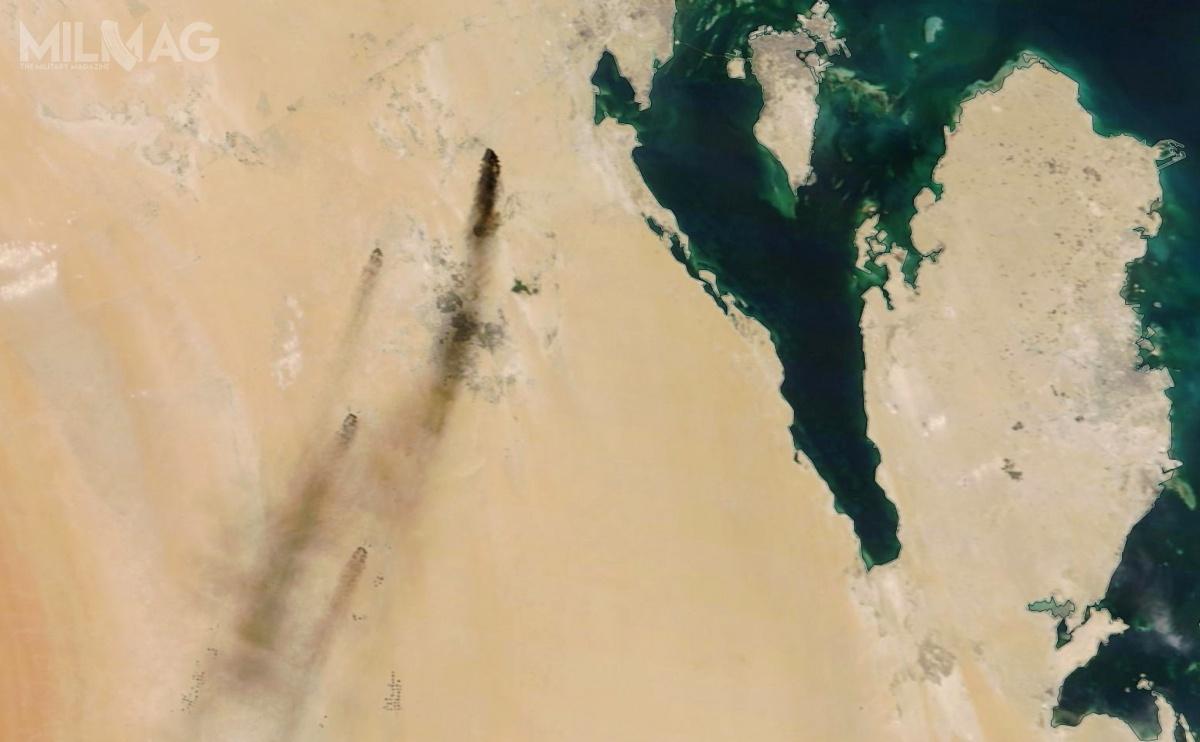 Amerykańska agencja kosmiczna NASA opublikowała fotografie ukazujące słupy dymu wydobywające się uszkodzonych i płonących instalacji naftowych w Arabii Saudyjskiej w następstwie ataku lotniczego. Zakłady były już wcześniej celem nieudanego zamachu terrorystycznego Al-Kaidy w lutym 2006 / Zdjęcie: NASA