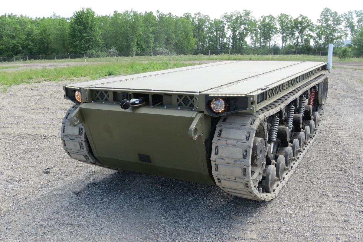 Zaprezentowany podczas AUSA 2020, 10-tonowy robot TRX jest niczym innym jak platformą TL1 zaoferowaną przez GDLS w programie autonomicznych bojowych pojazdów bezzałogowych średniej klasy RCV-M. Jednak oferta ta została przez amerykańskie wojska lądowe odrzucona. GDLS ma jednak nadzieję na wprowadzenie pojazdów do służby w ramach innych programów