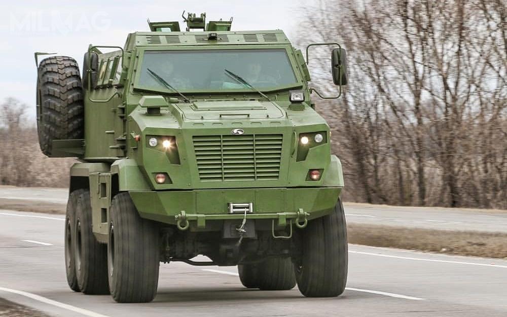 Ukraińska spółka ma w ofercie dziewięć modeli pojazdów wojskowych, takich jak trzyosiowe wozy opancerzone Fiona. Pojazdy KrAZ są na wyposażeniu 36 sił zbrojnych, w tym wielu państw afrykańskich / Zdjęcie: AutoKrAZ