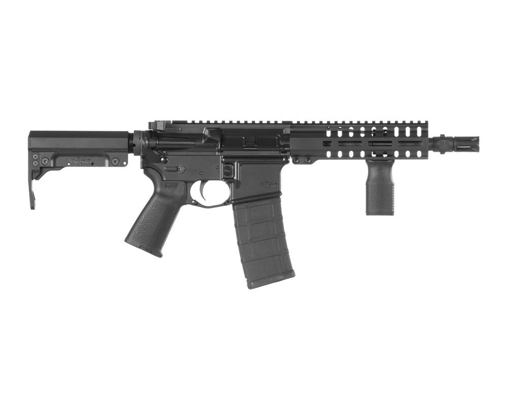 Wariant do naboju .300 AAC Blackout ryglowany jest tradycyjnie poprzez obrót zamka i zasilany ze standardowych magazynków do AR-15/M16. Jako jedyny model linii wyposażono go w regulowaną komorę gazową. /Zdjęcia: CMMG