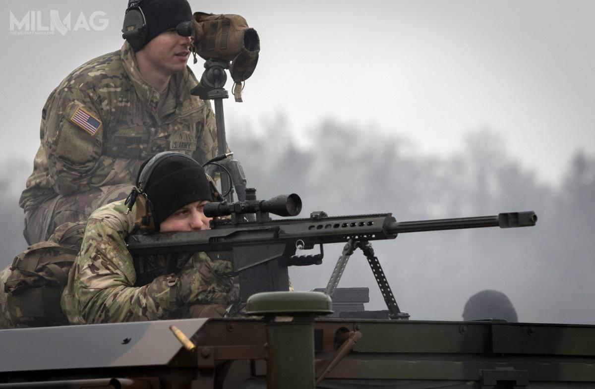 Żołnierze amerykańscy podczas strzelania z 12,7-mm wielkokalibrowego karabinu wyborowego Barrett M107A1 na poligonie Bemowo Piskie / Zdjęcie: Andrew McNeil/US Army