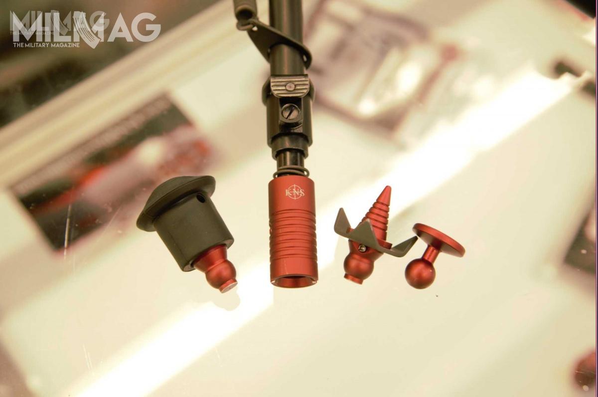 Połowa zestawu SnapFoot – nakładka zamontowana na dwójnogu oraz komplet stopek.