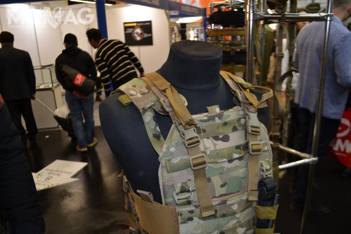 Widoczne uchwyty systemu szybkiego dostępu w wypadku mocowania na kamizelce. Fotografie drugiego rozwiązania znajdują się w galerii.