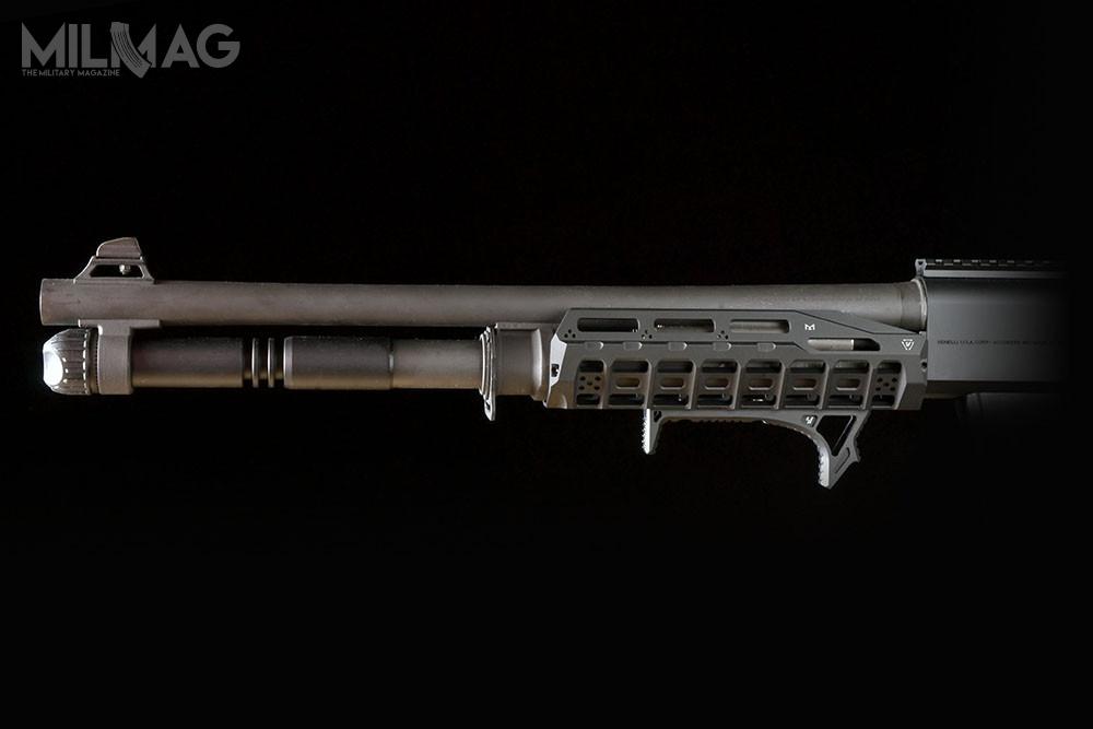 Łoże poszerzono w górnej części, aby zmieścić pod nim mechanizm gazowy z dwoma tłokami, obecny w strzelbach Benelli M4, i innych modelach broni samopowtarzalnej tego producenta. /Zdjęcia: Strike Industries