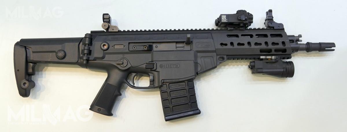 Beretta rozszerza rodzinę 7,62-mm karabinów ARX200 o model ze skróconą 305-mm lufą, który ma uzupełniać bazową konstrukcję z lufą 406 mm / Zdjęcie: Remigiusz Wilk
