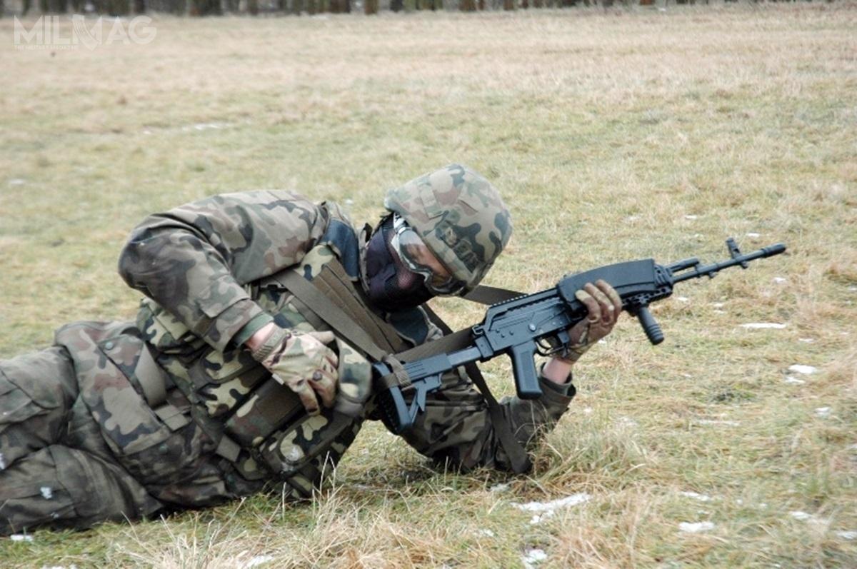 Pneumatyczne repliki karabinków Beryl ASG RRT (Realistyczna Replika Treningowa) są produkowane na zlecenie Fabryki Broni Łucznik-Radom. Konstrukcje wykorzystywane są przez Wojsko Polskie do taktycznych treningów strzeleckich i szkolenia z walki wręcz. Replik nie dotyczą ścisłe przepisy bezpieczeństwa związane z użytkowaniem broni bojowej, można za ich pomocą realizować scenariusze force on force, z żywym reagującym na działania przeciwnikiem, do którego można prowadzić bezpieczny ogień plastikową amunicją / Zdjęcia: WSOWL