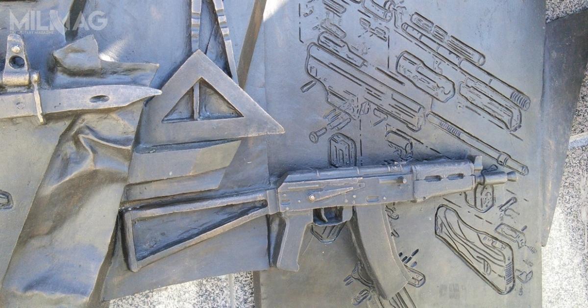 Na monumencie towarzyszącym ustawionemu 19 września pomniku Kałasznikowa znalazł się spory błąd, rysunek złożeniowy niemieckiego StG44. To już historyczne zdjęcie, w nocy fragment płyty za karabinkiem AKS-74U został już wycięty / Zdjęcie: FAN
