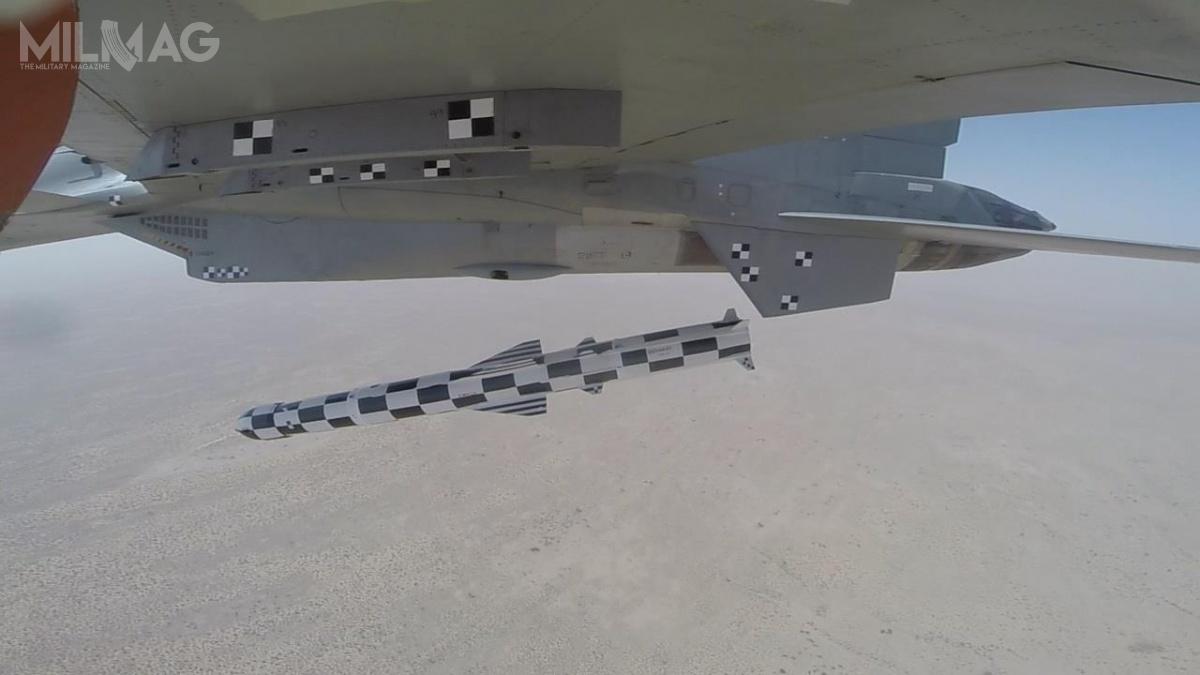 Pocisk jest przenoszony na zmodyfikowanym centralnym węźle podkadłubowym Su-30MKI. Wojska lotnicze Indii planują zakup 200 pocisków BrahMos-A dla 40 zmodyfikowanych samolotów. /Zdjęcia: Bhartiya Vāyu Senā