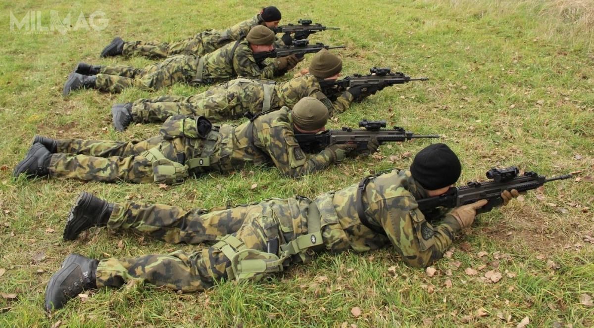 Czesi chcą kupić dużą partię 5,56-mm zmodyfikowanych karabinków CZ Bren 2. Broń miałaby zastąpić w siłach zbrojnych nadal używane 7,62-mm karabinki vz. 58 oraz starsze modele CZ 805 Bren (na zdjęciu) / Zdjęcie: ACR
