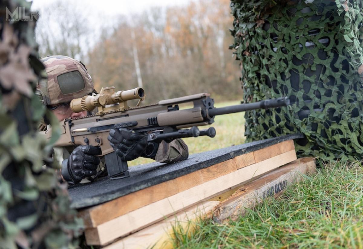 Do 14. Bazy logistycznej dotarła pierwsza partia zamówionych 9-mm pistoletów samopowtarzalnych Glock 17 i 7,62-mm samopowtarzalnych karabinów wyborowych FN SCAR-H PR. / Zdjęcia: Armée de Terre 