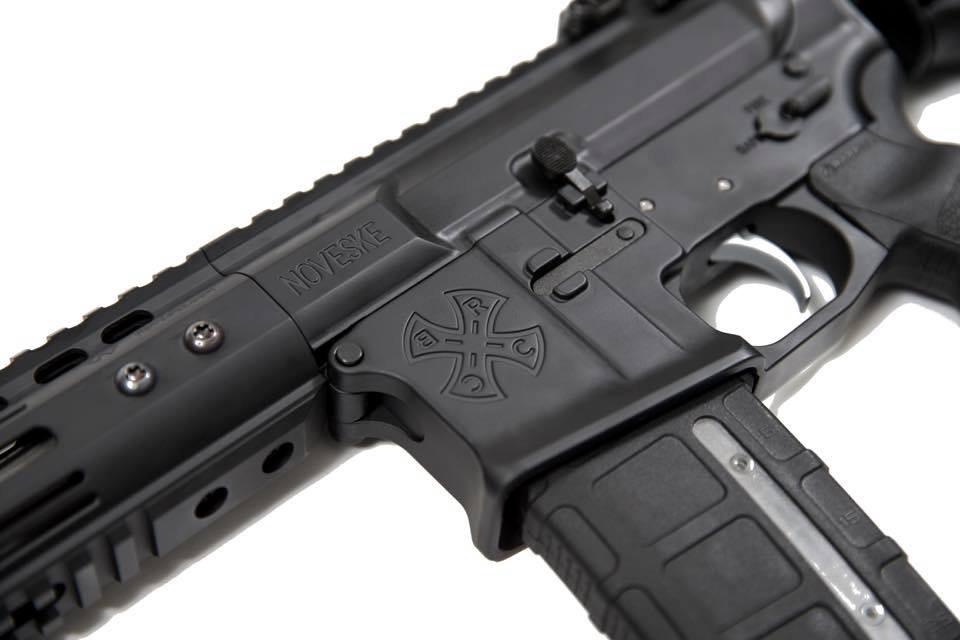 W kilku miejscach na karabinku rozmieszczono oznaczenia w postaci nazwy producenta broni jak również Black Rifle Coffee Company. Karabinki serii limitowanej posiadają specjalne numery seryjne.