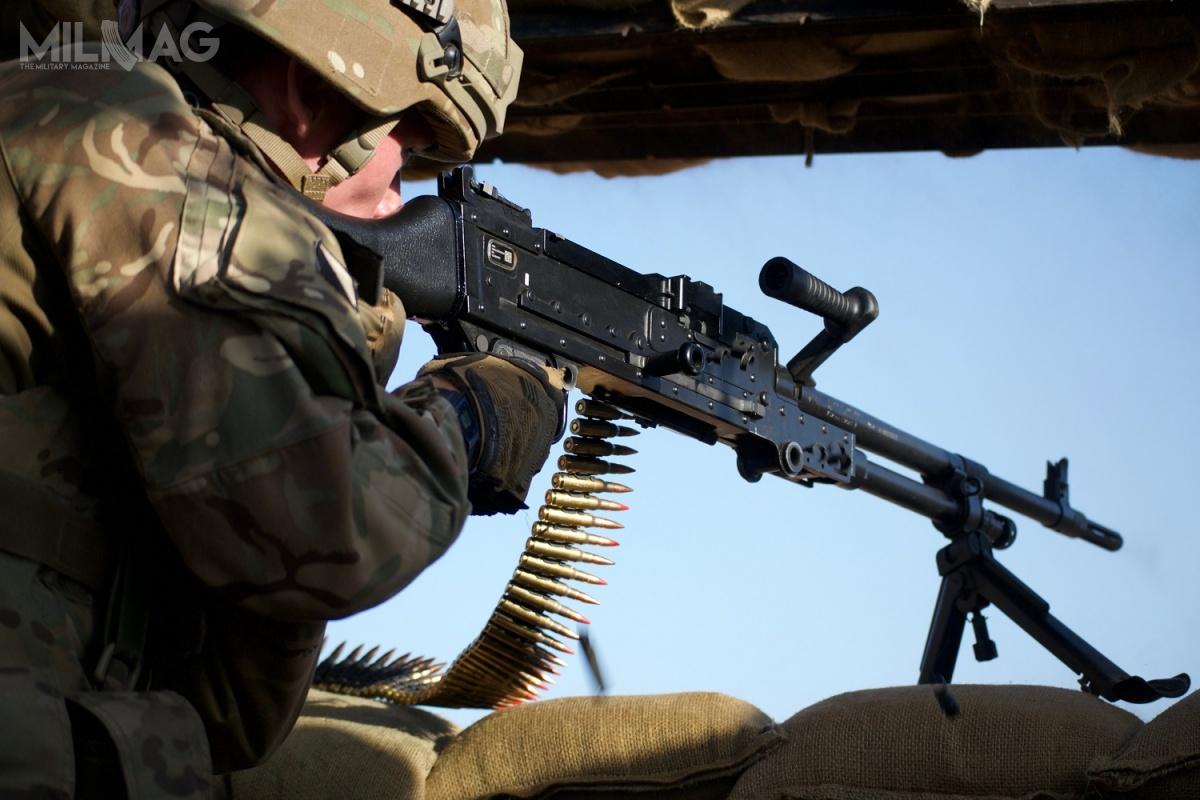 Niemiecki producent broni Heckler & Koch wykonuje remonty, modernizacje, a także odtworzył produkcję 7,62-mm uniwersalnych karabinów maszynowych L7A2. To licencyjna, brytyjska odmiana belgijskiego FN MAG58 wykonana pierwotnie w imperialnym systemie miar / Zdjęcie: Brytyjskie Ministerstwo Obrony