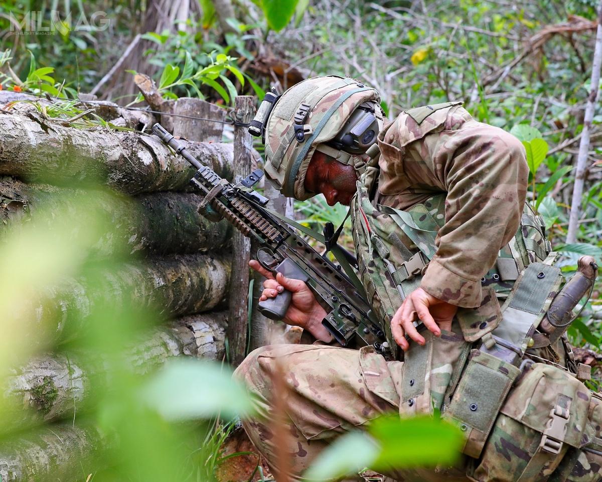 W ciągu roku podatkowego 2016-2017 Brytyjczycy utracili w akcji jeden pistolet L131A1, zatopili karabinek L85A2 i pistolet maszynowy L92A1 oraz pozwolili sobie skraść 7 karabinków bocznego zapłonu / Zdjęcie: Brytyjskie Ministerstwo Obrony