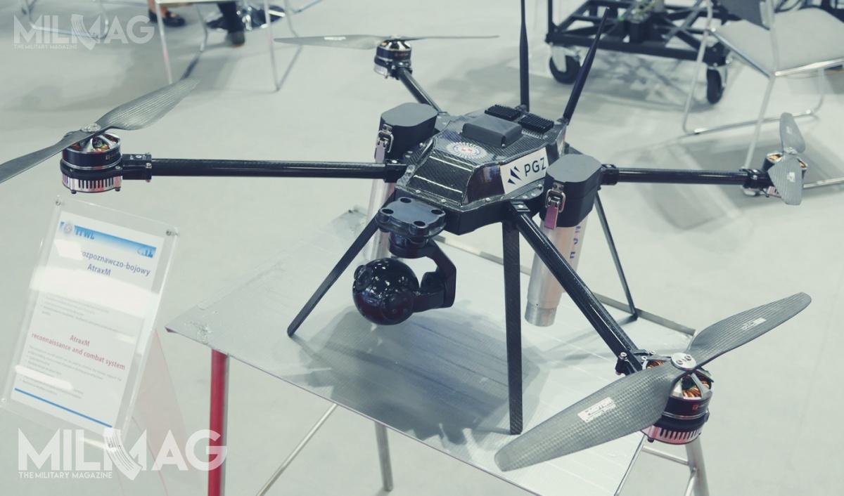 Wojsko Polskie szuka sześciu zestawów bezzałogowców pionowego startu i lądowania. Maksymalna masa startowa bsl nie może przekroczyć 1,6 kg, a jego długość lub szerokość 0,7 m. Aparaty będą przeznaczone do wykonywania zadań obserwacyjnych w dzień i w nocy w różnorodnym środowisku za pomocą sensorów elektrooptycznych i podczerwieni / Zdjęcie: Remigiusz Wilk
