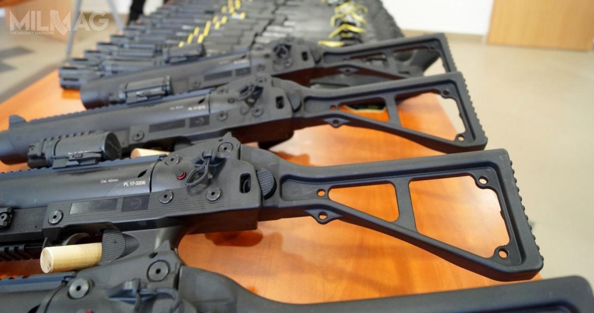 Do Służby Więziennej trafi ponad pół miliona nabojów 9 mm x 19 z pociskami całopłaszczowymi oraz 50 tys. nabojów ćwiczebnych 9 mm x 19 do elaboracji amunicji treningowej 40 mm x 46SR SIR przeznaczonej do granatników B&T GL-06. Wyrzutniki amunicji obezwładniającej dostarczyła spółka Cenzin, polski dystrybutor szwajcarskiego B&T / Zdjęcie: Maciej Słysz/Służba Więzienna