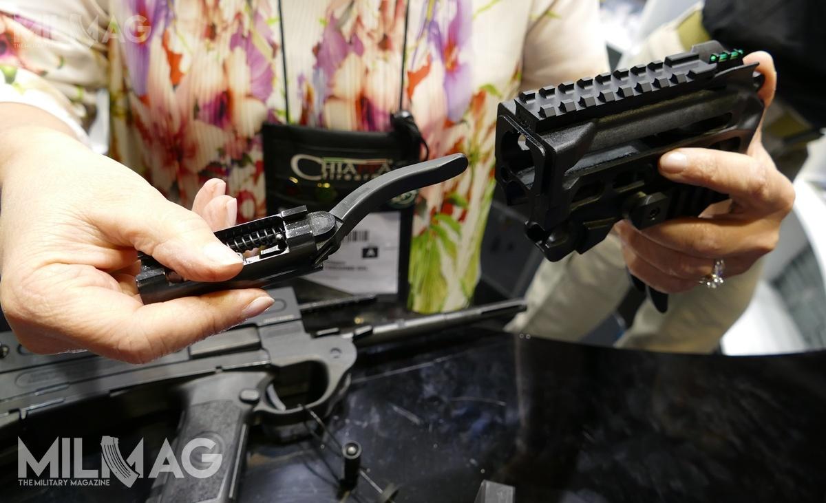 Rękojeść napinania poruszająca się w wyciętej szczelinie z prawej lub lewej stronie łoża jest przestawnym elementem / Zdjęcia: Remigiusz Wilk