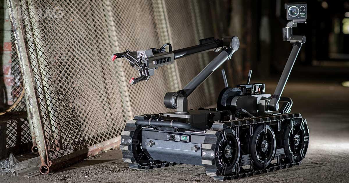 Napędzany silnikiem elektrycznym Centaur ma masę 74 kg i może działać bez przerwy przez osiem godzin z prędkością do 4 km/h. Robota wyposażono w system kamer oraz manipulator o nośności 14,5 kg. Sterowanie odbywa się drogą radiową w maksymalnej odległości 800 m od operatora / Zdjęcie: FLIR Systems