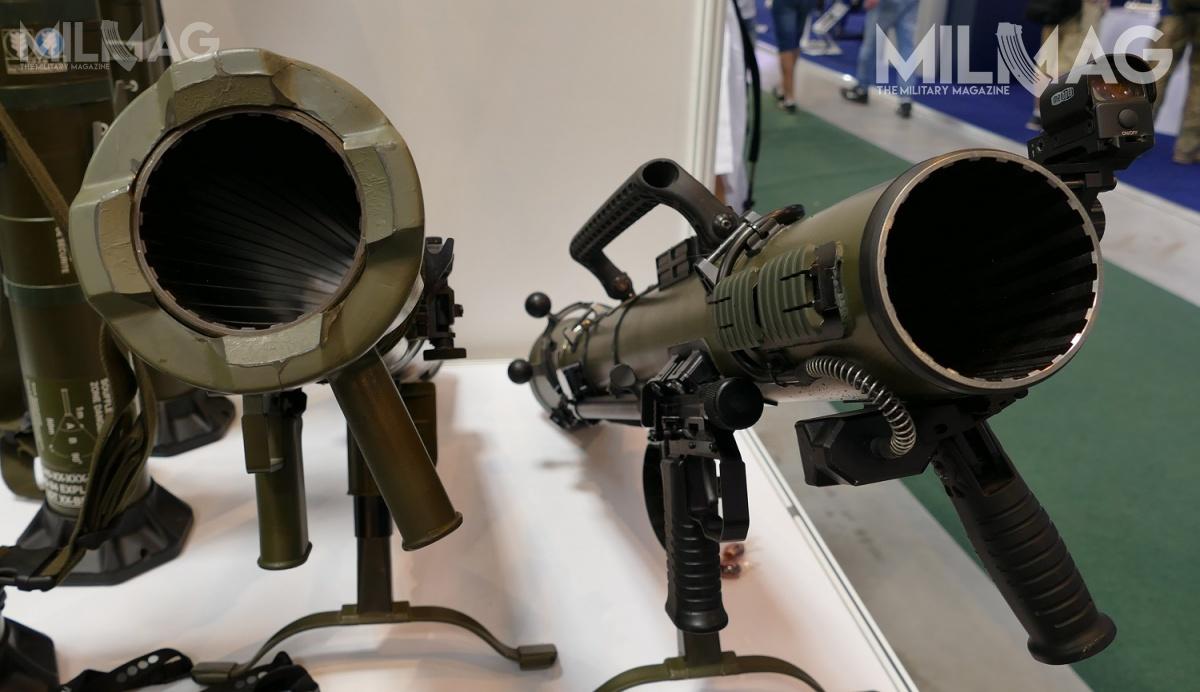 Porównanie granatników Carl-Gustaf M3 (z lewej) z nowym M4 (z prawej). CGM4 ma zainstalowany elektroniczny licznik strzałów. Jest to urządzenie ułatwiające obsługę logistyczną broni, pozwalające sprawdzić stopień jego zużycia i czas do remontu lub wycofania ze służby / Zdjęcie: Remigiusz Wilk
