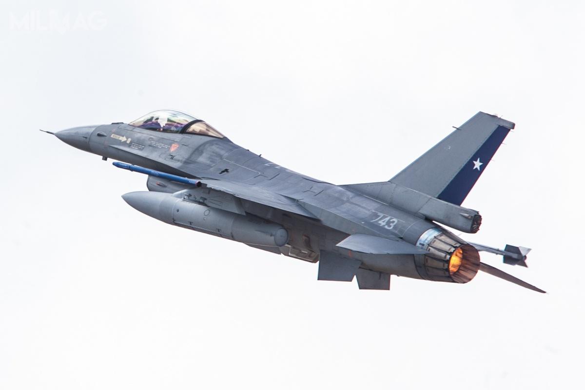 Chilijskie wojska lotnicze (FACh) dysponują 36 samolotami F-16AM/BM i 10 F-16C/D. Do nowego standardu mają zostać doprowadzone te pierwsze, odkupione od Holandii w latach 2006-2011. Ponadto Chile planuje zakup 8-10 nowych F-16 Block 50 / Zdjęcie: Ministério da Defesa