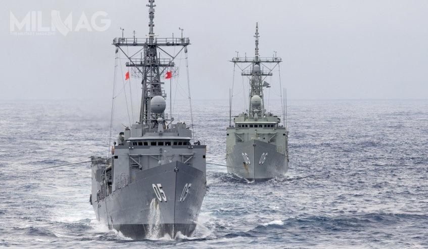 Uroczystość podniesienia bandery chilijskiej na obu okrętach odbyła się bez większego echa z uwagi na wykrycie siedmiu zachorowań na chorobę zakaźną COVID-19 pośród setki chilijskich oficerów i marynarzy, przebywających w Sydney / Zdjęcie: Royal Australian Navy