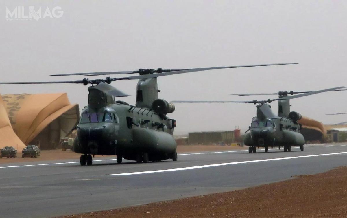 Chinooki w wersji Extended Range charakteryzują się dobrze widocznymi powiększonymi zbiornikami paliwa. Od lipca 2018 trzy wiropłaty z bazy RAF Odiham wspierają operację antyterrorystyczną Barkhane w rejonie Sahelu. /Zdjęcie: Royal Air Force