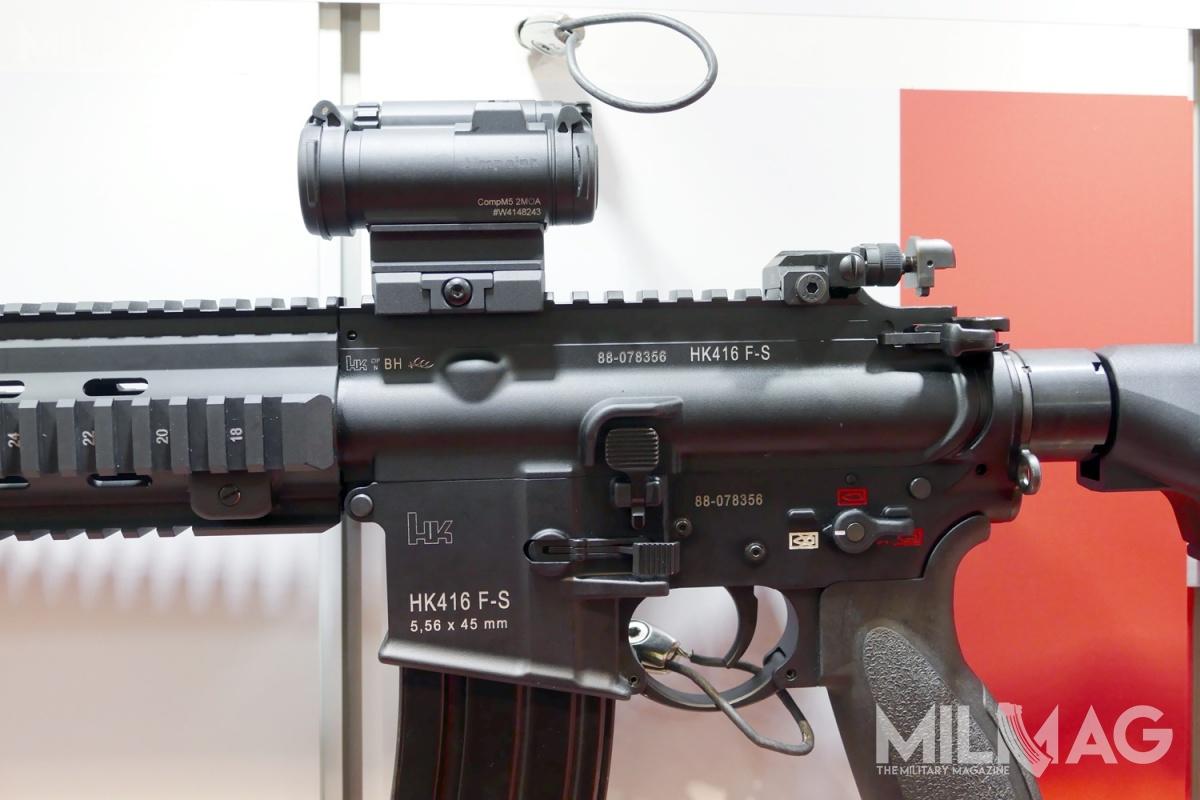 Karabinek HK416F-S wyposażony w celownik kolimatorowy Aimpoint CompM5. Broń w tej konfiguracji pokazywano na targach Milipol w listopadzie 2017 / Zdjęcia: Remigiusz Wilk
