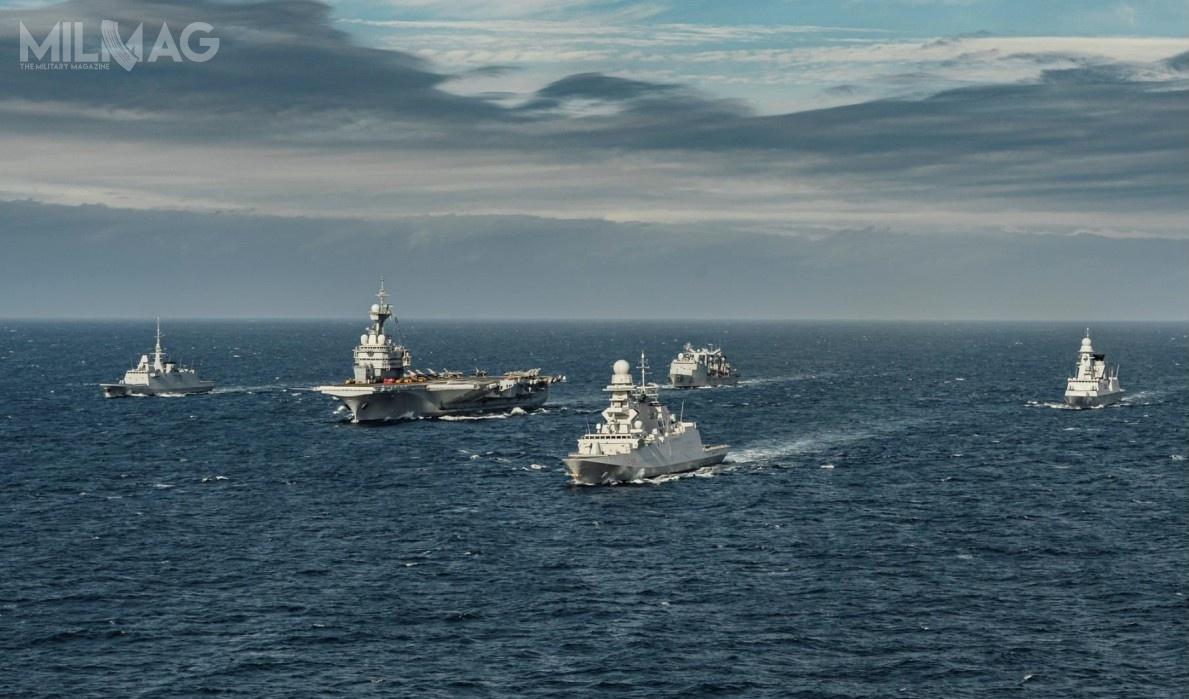 FS Charles de Gaulle (R 91) stoi na czele lotniskowcowej grupy uderzeniowej TF417, realizującej misję Foch, w skład której wchodzą niszczyciel i fregaty rakietowe / Zdjęcia: Marine Nationale