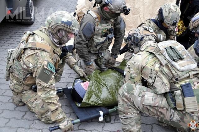 Grupa piętnastu medyków wojskowych z WIM, w tym 7 lekarzy internistów, weźmie udział w 10-dniowej naukowej misji medycznej we Włoszech, w celu zebrania doświadczeń przed spodziewanym w Polsce szczytem zachorowań na COVID-19 / Zdjęcie: WIM