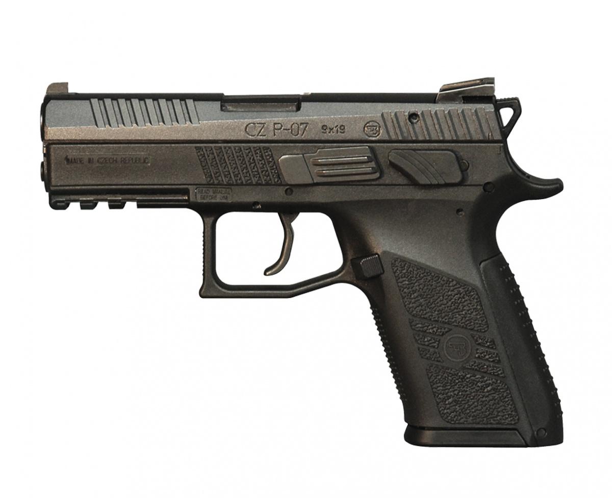 CZ P-07 to kompaktowe pistolety samopowtarzalne z kurkowym mechanizmem uderzeniowym i dźwignią bezstrzałowego zwalniacza kurka w miejscu bezpiecznika. Pistolety dostosowane są do akceptowania magazynków dwurzędowych o pojemności 15 nabojów 9 mm x 19 Parabellum. Producentem broni są zakłady Česká Zbrojovka z siedzibą w miejscowości Uherský Brod w Czechach. /Zdjęcie: CZ USA