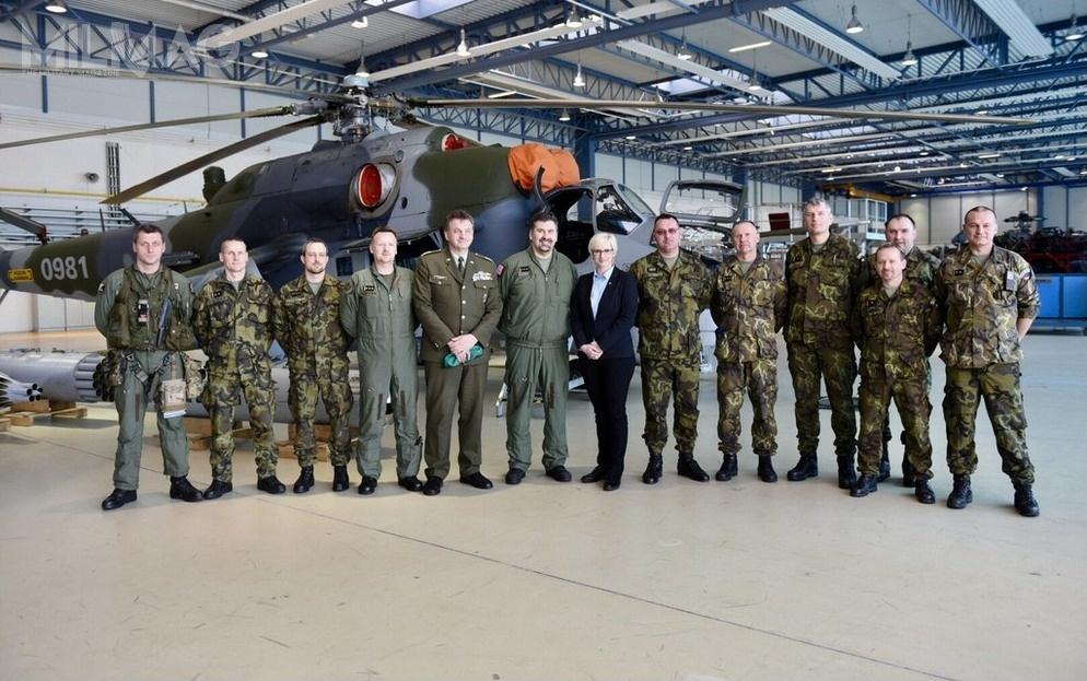 Czeska minister obrony wizytowała 22. Bazę w Náměšť nad Oslavou. Latem 2018 ma zostać pojęta decyzja ws. zakupu następców śmigłowców szturmowych Mi-24DU/V/Mi-35