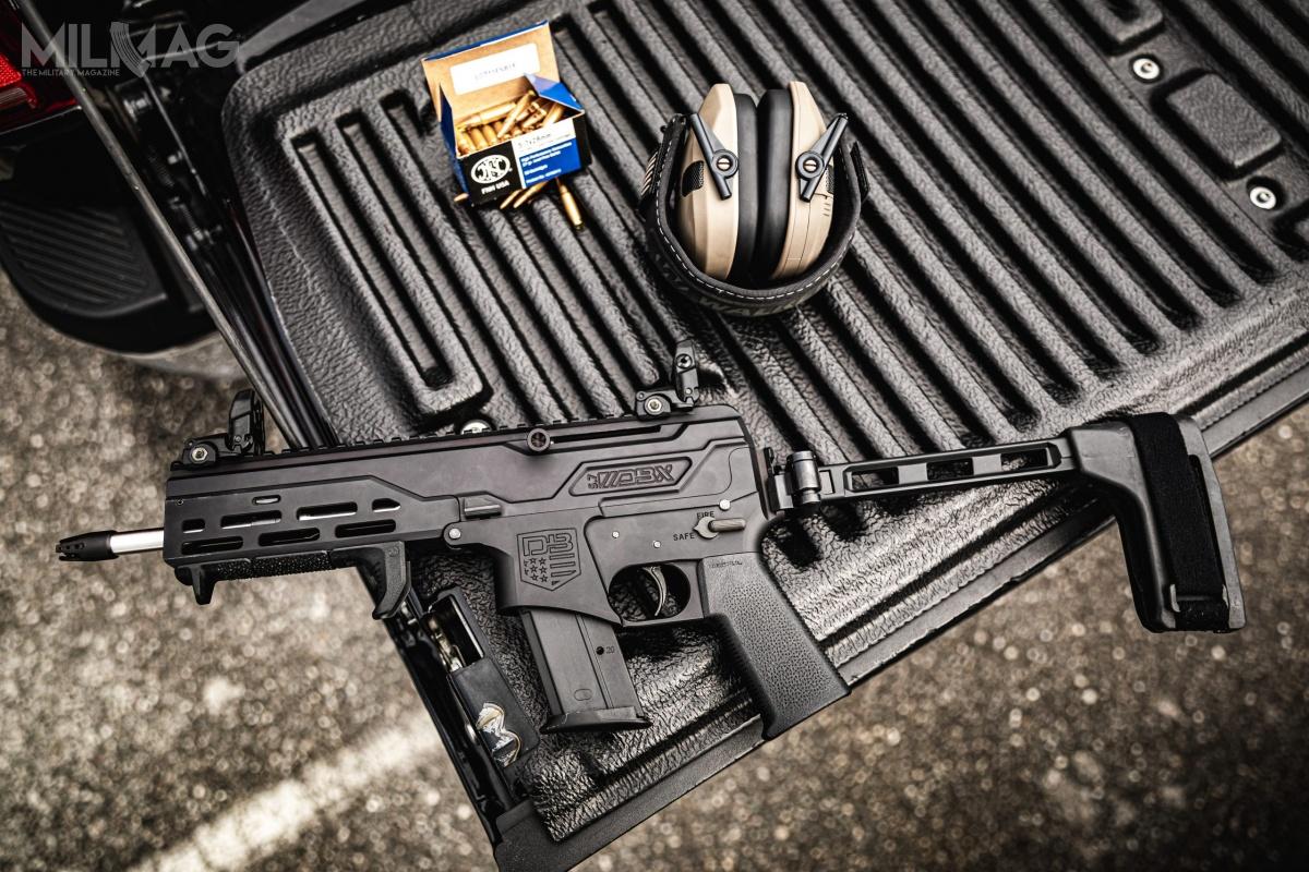 Do zasilania DBX wykorzystywane są 20-nabojowe magazynki z tworzywa sztucznego. Te ostatnie są wymienne z modelami stosowanymi w pistolecie FN Five SeveN. Producent na SHOT Show ogłaszał, że druga wersja DBX ma być dostosowana do magazynków z pistoletu Ruger 57. Ma powstać także model z lufą długości 16 cali/406 mm. / Zdjęcia: Diamondback
