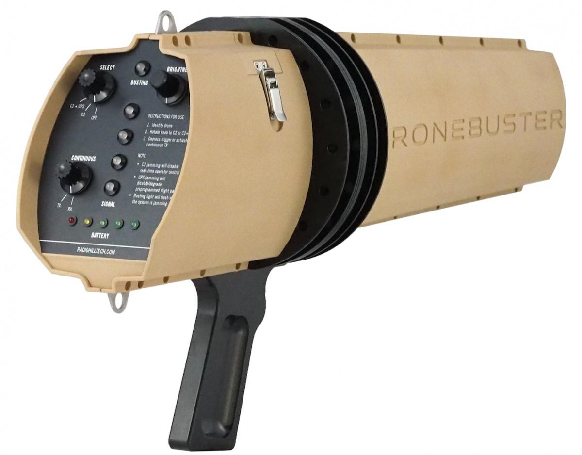 Wprowadzony na rynek w listopadzie 2016 Dronebuster Block 3 jest oferowany przez amerykańską spółkę Radio Hill Technologies (RHT) z Portland. Europejskim dystrybutorem jest czeska Excalibur Army. System ma wymiary 530 x 280 x 160 cm i masę 2 kg wraz z baterią NSN. Działa skutecznie przeciwko bezzałogowcom grupy 1 (o masie własnej do 9 kg) i grupy 2 (do 25 kg) według kategoryzacji Departamentu Obrony USA / Zdjęcie: Radio Hill Technologies