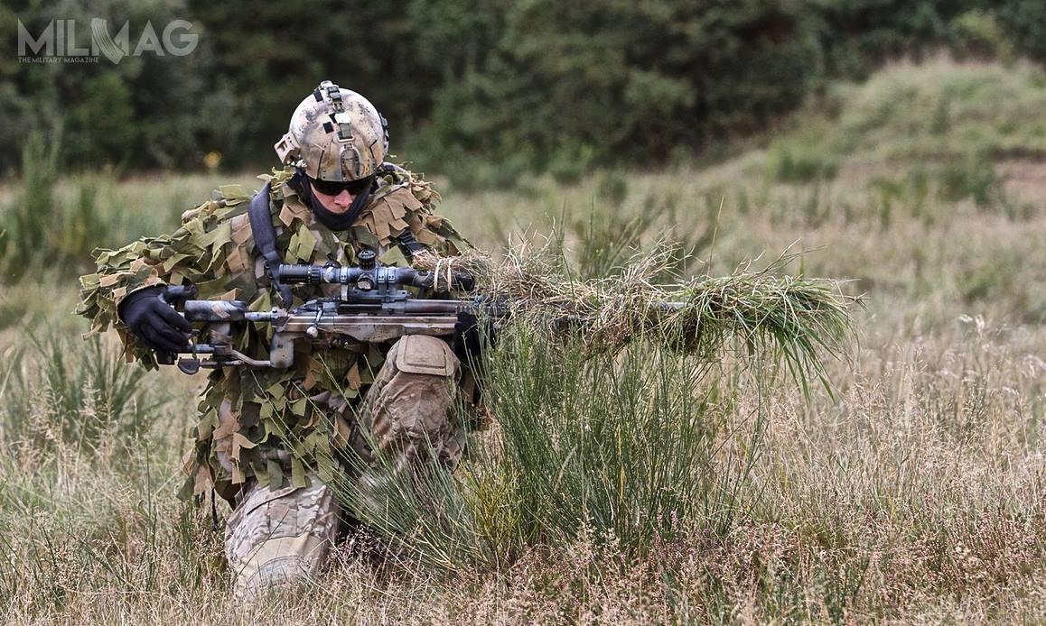 Obecnie podstawowym karabinem snajperskich duńskich sił zbrojnych jest SAKO TRG-42 do amunicji 8,6 mm x 70. Broń zamówiono na początku lat 2000. Rolę samopowtarzalnego karabinu wyborowego pełnią niemieckie H&K HK417S zasilane nabojem 7,62 mm x 51 NATO / Zdjęcia: MO Danii
