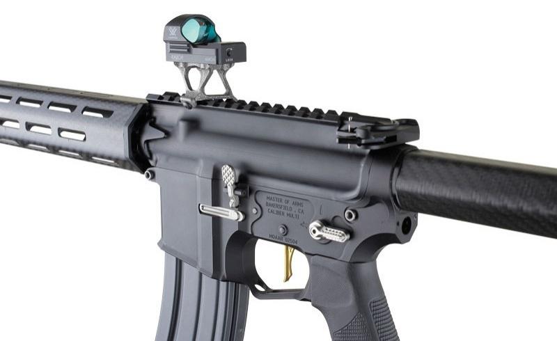 Master of Arms jest przede wszystkim producentem lekkich, zaawansowanych technologicznie części i akcesoriów do AR-15. Jedną z propozycji jest drukowana z tytanu podstawa do miniaturowych celowników kolimatorowych o masie zaledwie 17 gramów. /Zdjęcia: MoA