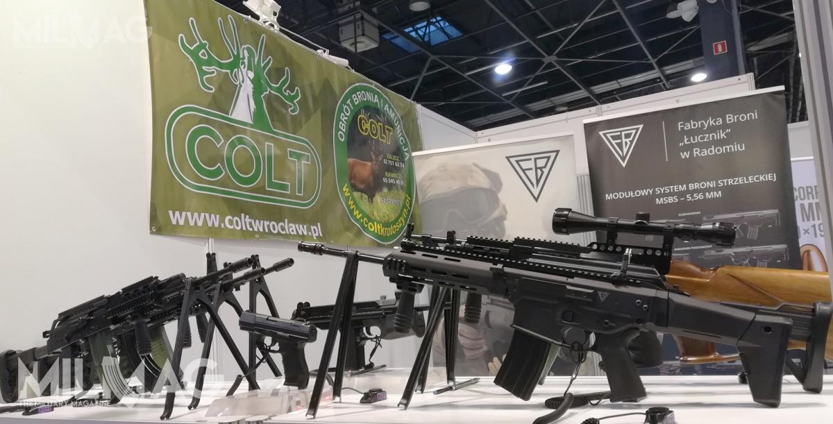 Na targach pojawiło się kilka premier – na stoisku Colt Krotoszyn można było zobaczyć po raz pierwszy 5,56-mm karabinek automatyczny MSBS C16 FBM1 (zmodyfikowana odmiana z nowym łożem), który trafi w tym roku do Wojska Polskiego czy karabinek pneumatyczny FB Eagle / Zdjęcia: Joachim Raźny, Remigiusz Wilk